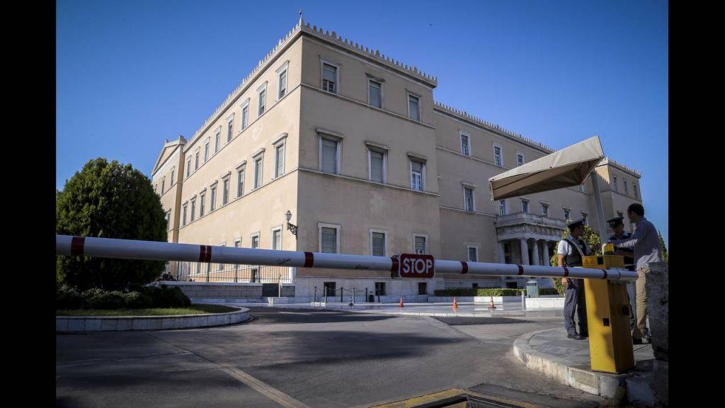 Πώς ο μεθυσμένος οδηγός «κουρέλιασε» τα μέτρα ασφαλείας στη Βουλή