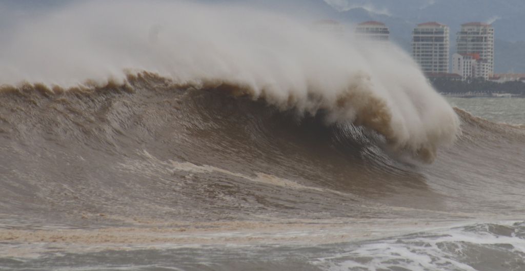 Ο τυφώνας Ουίλα «χτυπάει» τις μεξικανικές ακτές στον Ειρηνικό