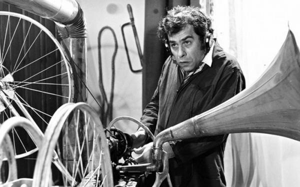 Χρόνης Εξαρχάκος: Το «οιδιπόδειο» σύμπλεγμα με τη μητέρα του