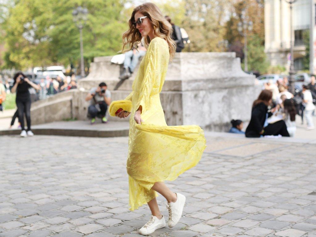 Φόρεμα με αθλητικά;