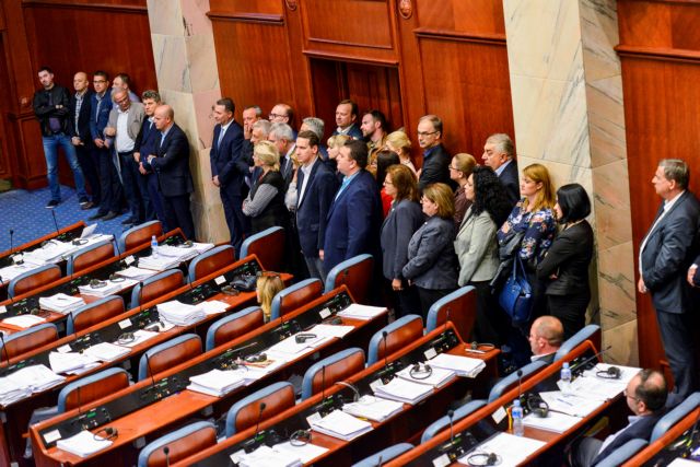 Στοχοποιούνται οι οκτώ βουλευτές της αντιπολίτευσης που είπαν «ναι» στον Ζάεφ