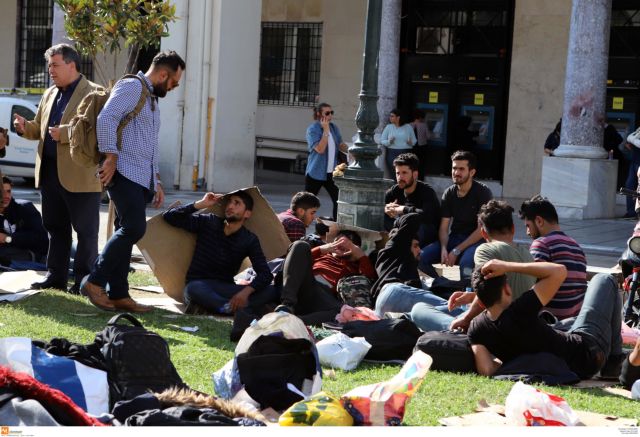 «Φαινόμενο που πλήττει την εικόνα της πόλης» λένε οι φορείς για τους πρόσφυγες στην Αριστοτέλους