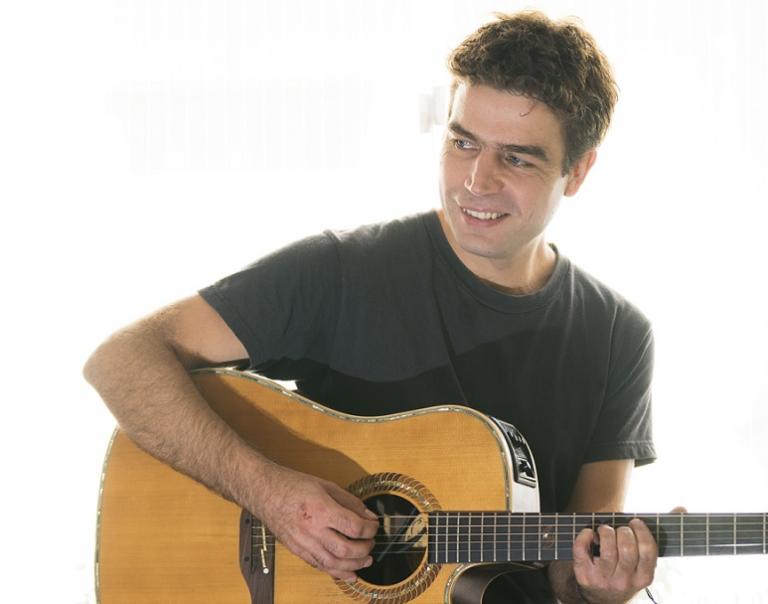 Ο Πάνος Παπαϊωάννου σε μια προσωπική μουσική παράσταση στη Σφίγγα