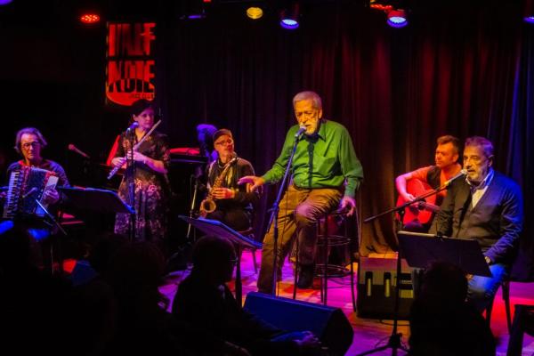 Ο Αργύρης Μπακιρτζής μιλάει στο in.gr για τα live των Χειμερινών Κολυμβητών στο Hlaf Note