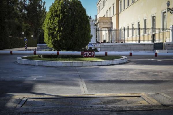 Τι ισχυρίζεται ο οδηγός του αυτοκινήτου που εισέβαλε στη Βουλή