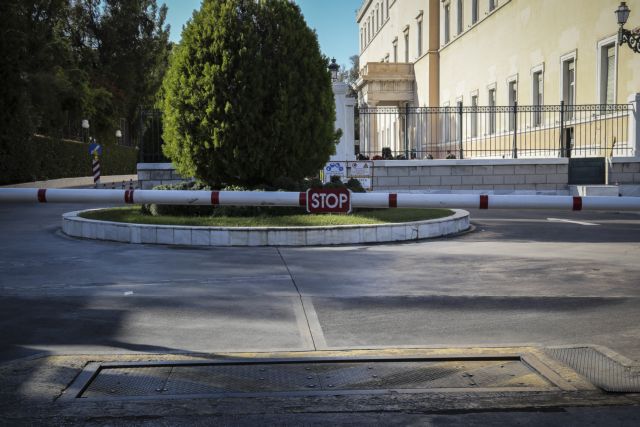 Τι ισχυρίζεται ο οδηγός του αυτοκινήτου που εισέβαλε στη Βουλή