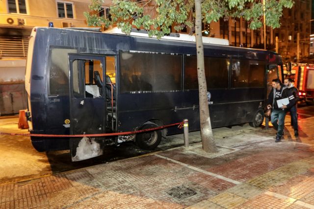 Επίθεση με μολότοφ στο ΑΤ Ομονοίας – Τέσσερις αστυνομικοί τραυματίες [Εικόνες]