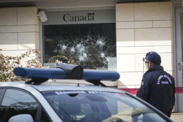 Ρουβίκωνας: Το βίντεο της επίθεσης στην πρεσβεία του Καναδά