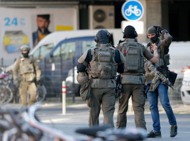 Ομηρία στην Κολωνία: Διαπραγματεύσεις αστυνομίας με τον δράστη
