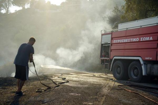 Θεσσαλονίκη: Υπό έλεγχο οι φωτιές σε Μουδανιά και Σίνδο