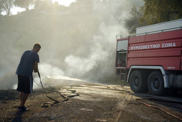 Θεσσαλονίκη: Υπό έλεγχο οι φωτιές σε Μουδανιά και Σίνδο