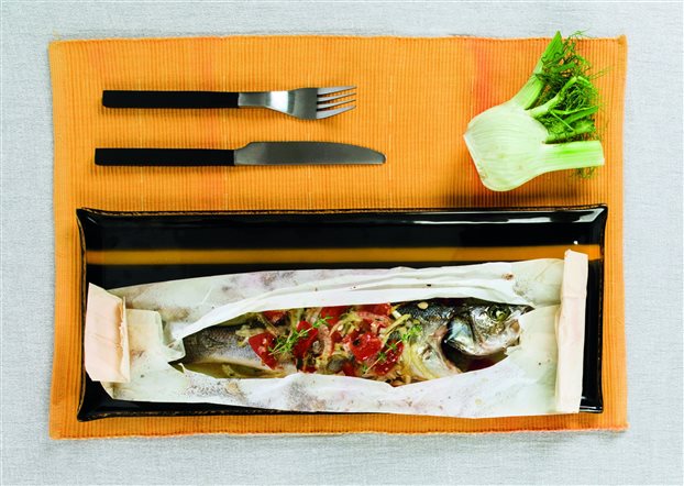 Λαβράκι στη λαδόκολλα με αρωματικά