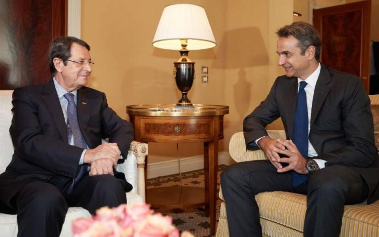 Συνάντηση Μητσοτάκη – Αναστασιάδη με φόντο το Κυπριακό