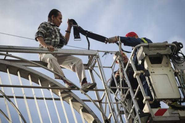 Η στιγμή της διάσωσης του άνδρα που απειλούσε να αυτοκτονήσει στην Ομόνοια