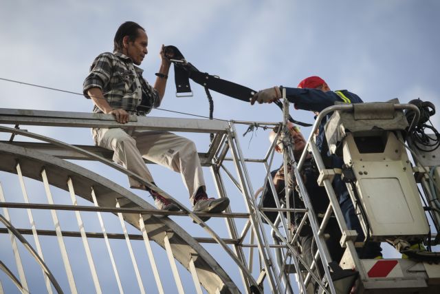 Η στιγμή της διάσωσης του άνδρα που απειλούσε να αυτοκτονήσει στην Ομόνοια