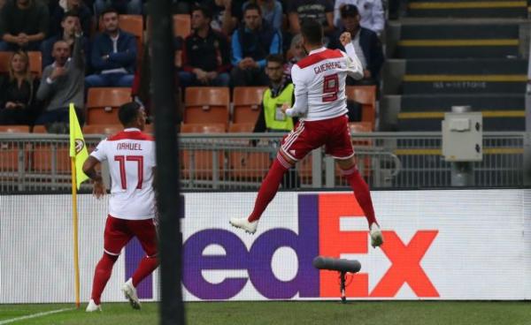 Ο Γκερέρο σκοράρει για το 1-0 του Ολυμπιακού κόντρα στην Μίλαν
