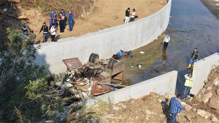 Τραγωδία στη Σμύρνη με ανατροπή φορτηγού – 22 νεκροί