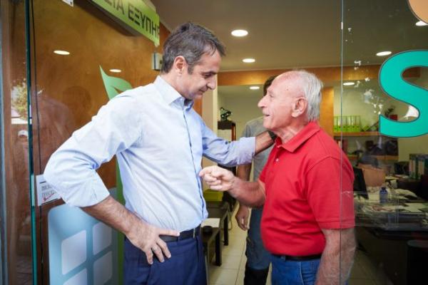 Χαλαρή βόλτα Μητσοτάκη στο Μοσχάτο