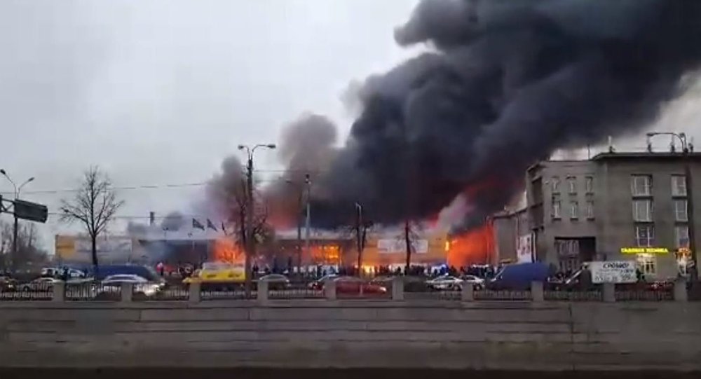 Πυρκαγιά σε εμπορικό κέντρο στην Αγία Πετρούπολη