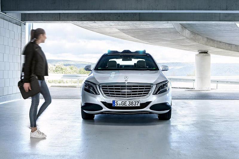 Η Μercedes-Benz δημιουργεί μια «επικοινωνιακή» S-Class που αλληλεπιδρά με τους πεζούς