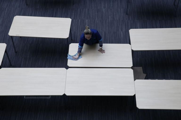 «Πήρα το απολυτήριο Δημοτικού πριν μπω φυλακή» λέει η 53χρονη καθαρίστρια