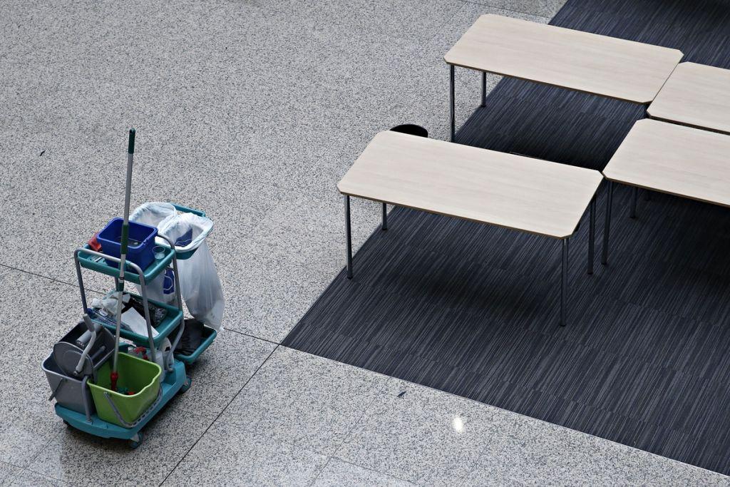 «Θα τελειώσω και το Γυμνάσιο και θα βρω δουλειά» δηλώνει η 53χρονη καθαρίστρια