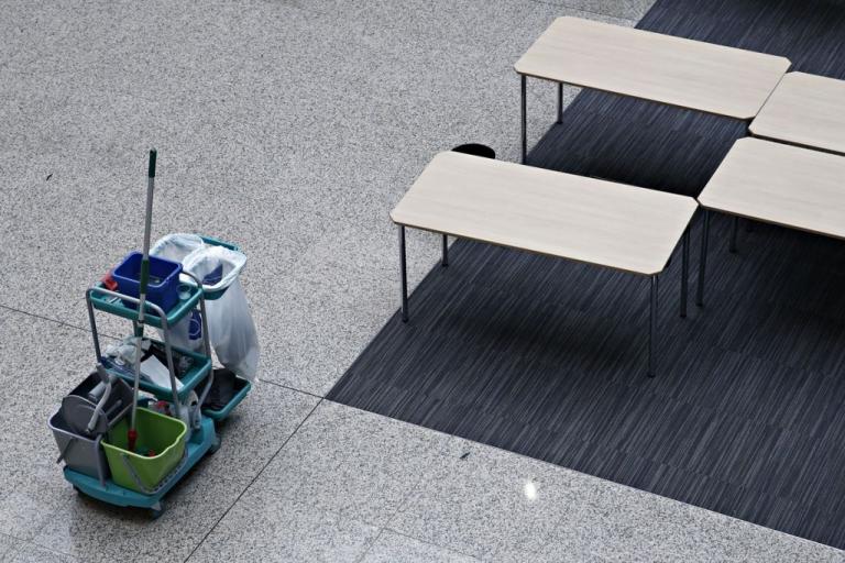 «Θα τελειώσω και το Γυμνάσιο και θα βρω δουλειά» δηλώνει η 53χρονη καθαρίστρια