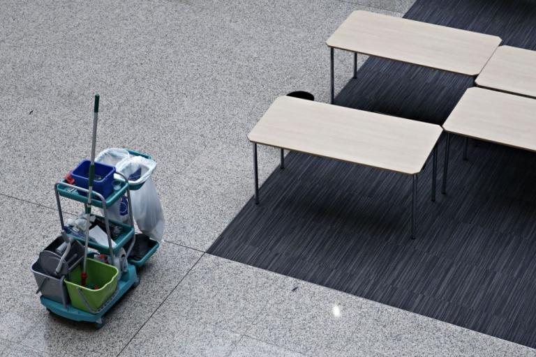 Συγκλονίζει η 53χρονη καθαρίστρια: «Έκλαιγα και εκλιπαρούσα για μια δεύτερη ευκαιρία»