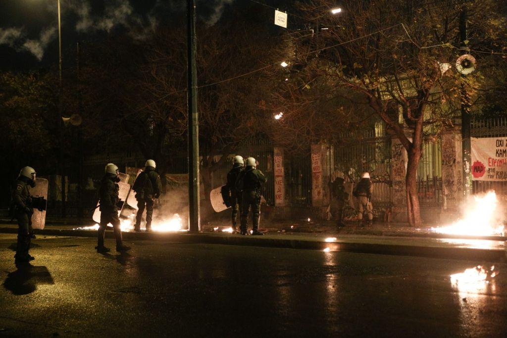 Ελεύθεροι οι οκτώ κατηγορούμενοι για τα επεισόδια στο Πολυτεχνείο