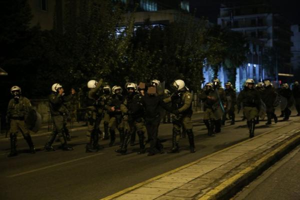 Συμπλοκή μεταξύ αστυνομικών και αντιεξουσιαστών έξω από τη ΓΑΔΑ