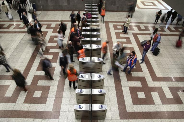 Δωρεάν μετακίνηση των ενστόλων με τα ΜΜΜ