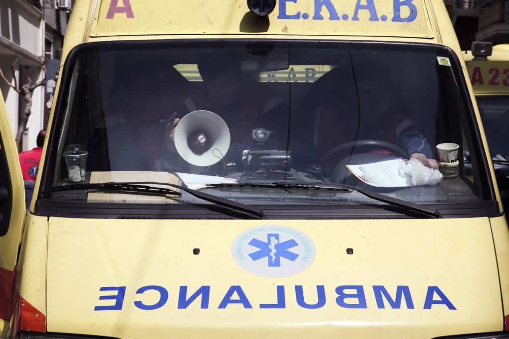 Φορτηγάκι στη Λαμία έπεσε πάνω σε φαρμακείο - Τραυματίστηκε μια 60χρονη