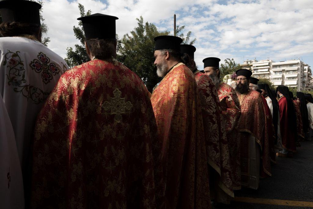 10.000 προσλήψεις με… ράσα – Το μεγάλο κόλπο Τσίπρα στο δρόμο προς τις κάλπες