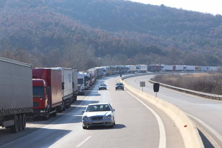 Εγκλωβισμένοι οδηγοί στον Προμαχώνα - Αποκλεισμένα τα σύνορα με τη Βουλγαρία