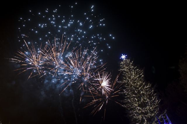 Φωταγωγήθηκε το ψηλότερο φυσικό χριστουγεννιάτικο δέντρο στην Ελλάδα