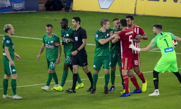 Το πέναλτι που δεν δόθηκε στον Ολυμπιακό στο χέρι του Μακέντα (vid)