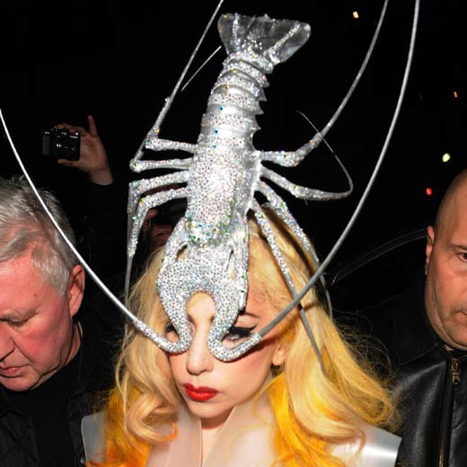 Ο αστακός και το Christmas Tree στο κεφάλι της Lady Gaga…