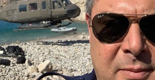 Ο Πάνος Καμμένος και η... selfie με στρατιωτικό ελικόπτερο στη νησίδα Σύρνα