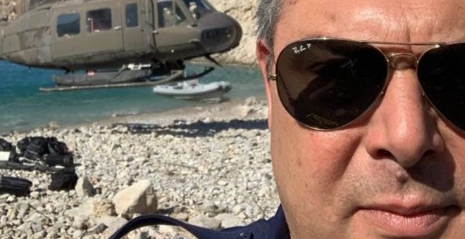 Ο Πάνος Καμμένος και η… selfie με στρατιωτικό ελικόπτερο στη νησίδα Σύρνα