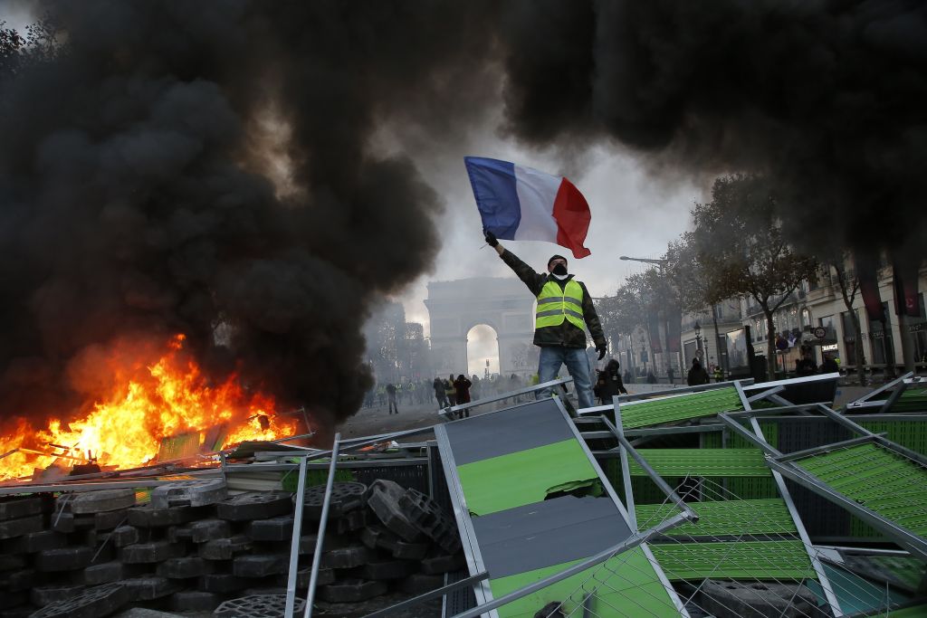 Χάος στο Παρίσι: Δακρυγόνα, πλαστικές σφαίρες και κανόνια νερού σε διαδηλωτές