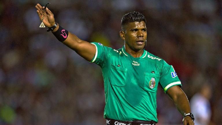 Απεργία πείνας μεξικανού διαιτητή έξω από την ομοσπονδία