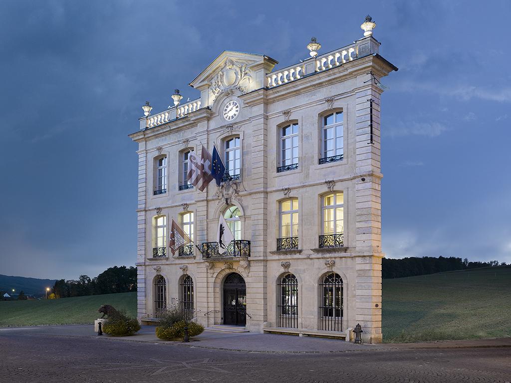 Ο Γκοντριγιό-Ρουά «φτιάχνει» μια πόλη μόνο με προσόψεις