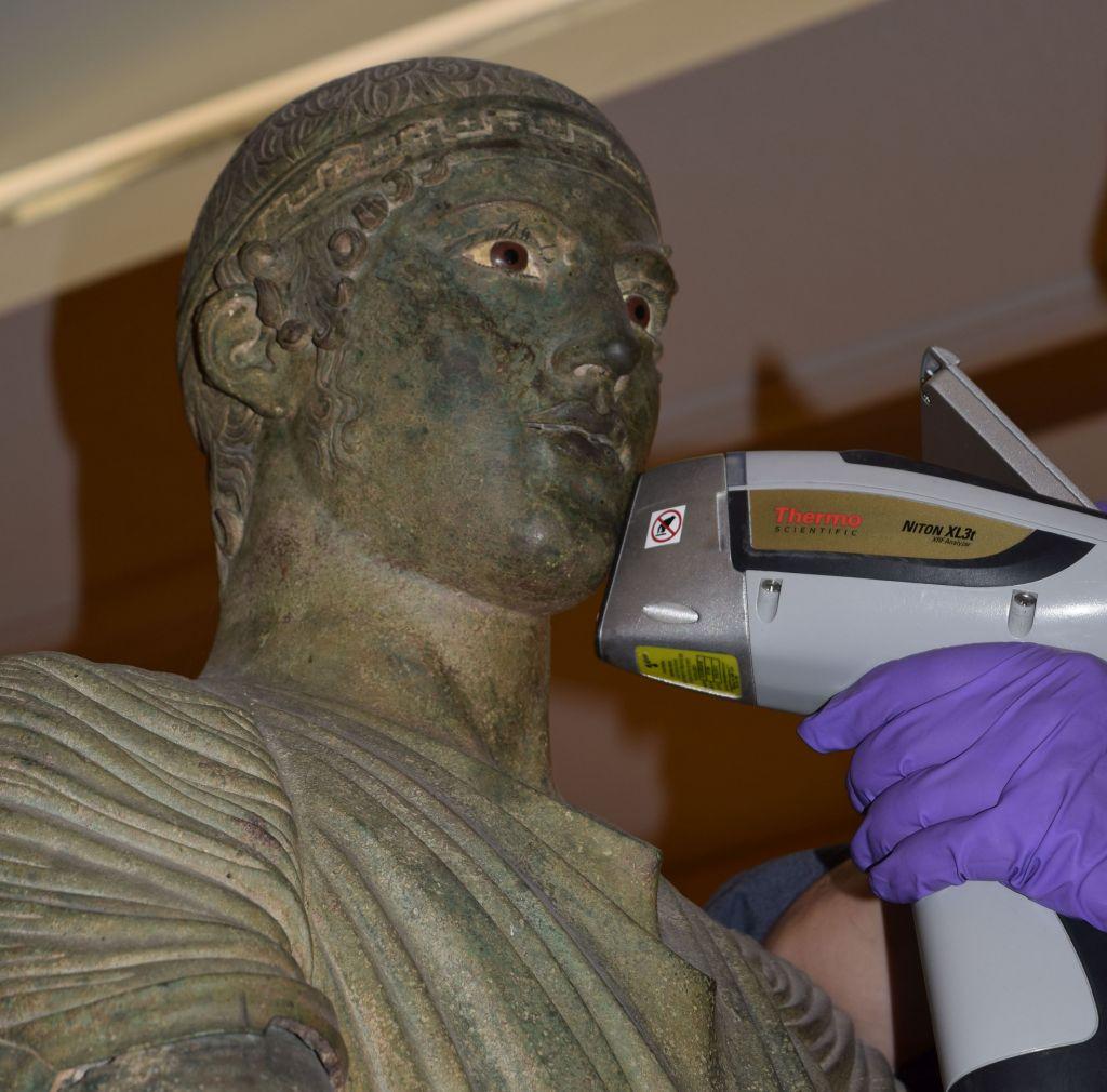 Γάλλοι ψάχνουν τα χρώματα στο σώμα του «Ηνιόχου των Δελφών»