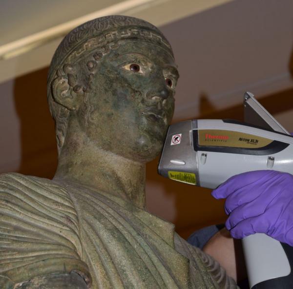 Γάλλοι ψάχνουν τα χρώματα στο σώμα του «Ηνιόχου των Δελφών»