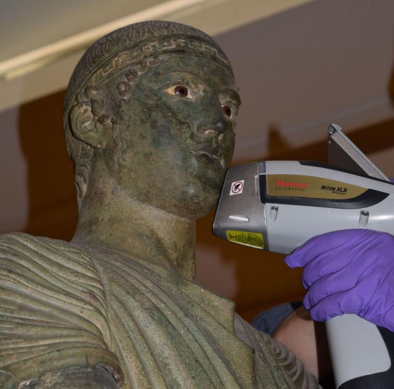 Γάλλοι ψάχνουν τα χρώματα στο σώμα του «Ηνιόχου των Δελφών»