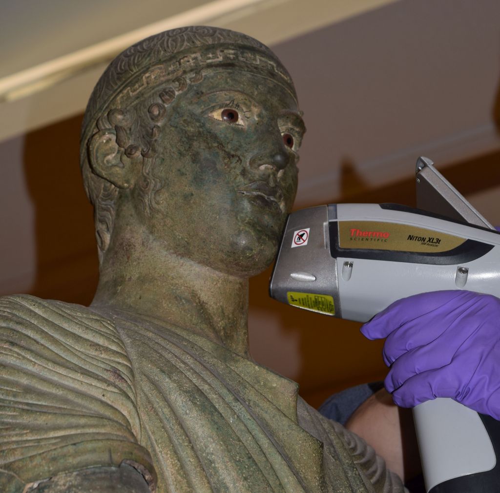 Γάλλοι ψάχνουν τα χρώματα στο σώμα του «Ηνιόχου των Δελφών»