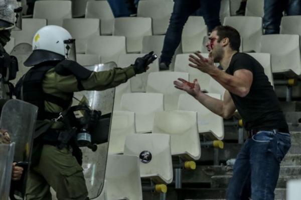 ΑΕΚ – Άγιαξ : Απίστευτες εικόνες ντροπής στο ΟΑΚΑ-Βία στις εξέδρες και κίνδυνος τιμωρίας