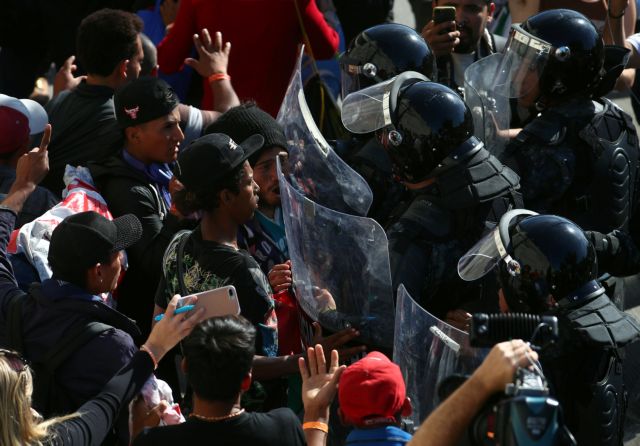 ΗΠΑ: Άγριες συγκρούσεις στα σύνορα με το Μεξικό – 42 συλλήψεις προσφύγων