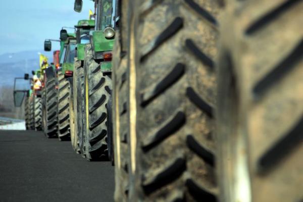 Συνεχίζεται η παροχολογία: Καταργείται το τέλος επιτηδεύματος στους αγρότες
