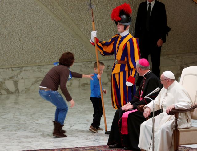 Βατικανό: «Απείθαρχο» αγοράκι επισκίασε τον πάπα Φραγκίσκο